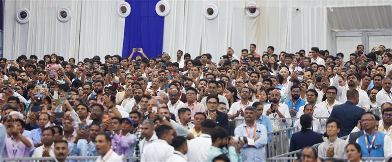 04 जुलाई, 2026 को गुजरात के साणंद में सीजी सेमी आउटसोर्स्ड सेमीकंडक्टर असेंबली एंड टेस्ट (ओएसएटी) सुविधा के उद्घाटन समारोह में उपस्थित जनसमूह। इस अवसर पर प्रधानमंत्री श्री नरेन्द्र मोदी ने जनसभा को संबोधित किया।