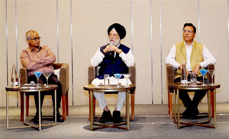 केंद्रीय पेट्रोलियम और प्राकृतिक गैस मंत्री श्री हरदीप सिंह पुरी 04 जुलाई, 2026 को राजस्थान के जोधपुर में, जयपुर और दिल्ली से आए मीडिया प्रतिनिधिमंडल के साथ बातचीत करते हुए।