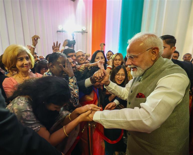 प्रधानमंत्री श्री नरेन्द्र मोदी का 6 जुलाई 2026 को इंडोनेशिया में भारतीय समुदाय द्वारा गर्मजोशी से स्वागत किया।:Prime Minister