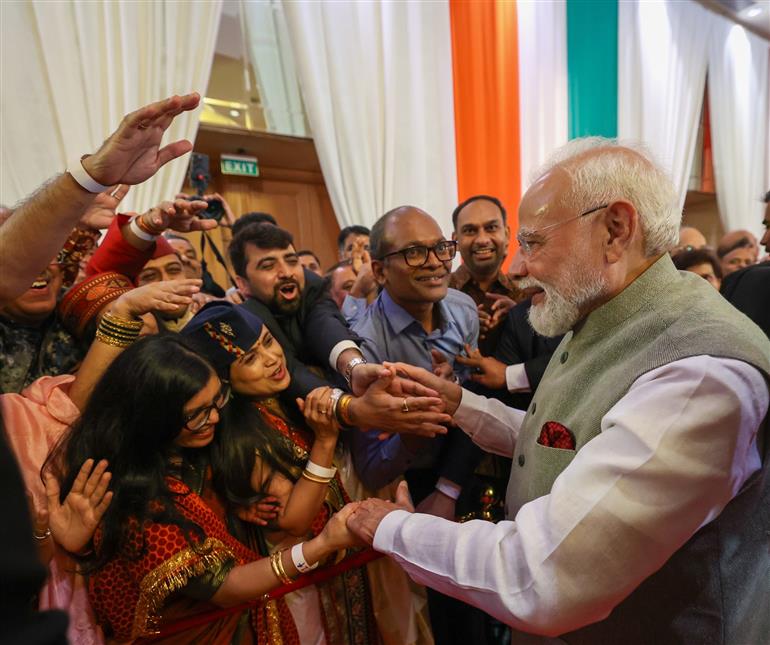 प्रधानमंत्री श्री नरेन्द्र मोदी का 6 जुलाई 2026 को इंडोनेशिया में भारतीय समुदाय द्वारा गर्मजोशी से स्वागत किया।:Prime Minister