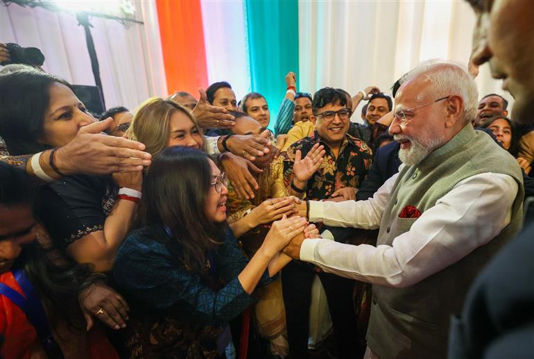 प्रधानमंत्री श्री नरेन्द्र मोदी का 6 जुलाई 2026 को इंडोनेशिया में भारतीय समुदाय द्वारा गर्मजोशी से स्वागत किया।:Prime Minister