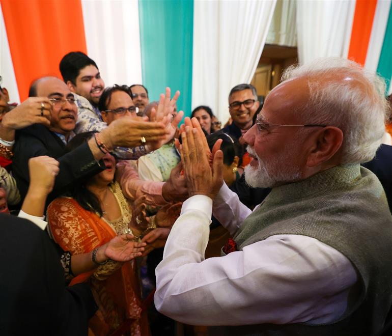 प्रधानमंत्री श्री नरेन्द्र मोदी का 6 जुलाई 2026 को इंडोनेशिया में भारतीय समुदाय द्वारा गर्मजोशी से स्वागत किया।:Prime Minister