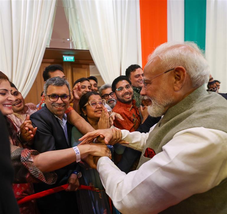 प्रधानमंत्री श्री नरेन्द्र मोदी का 6 जुलाई 2026 को इंडोनेशिया में भारतीय समुदाय द्वारा गर्मजोशी से स्वागत किया।:Prime Minister
