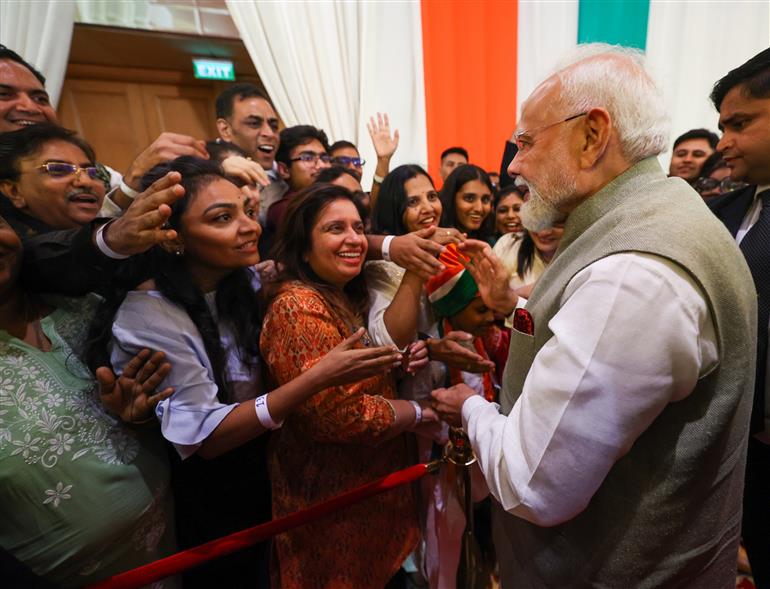 प्रधानमंत्री श्री नरेन्द्र मोदी का 6 जुलाई 2026 को इंडोनेशिया में भारतीय समुदाय द्वारा गर्मजोशी से स्वागत किया।:Prime Minister