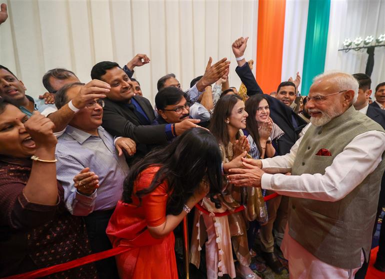प्रधानमंत्री श्री नरेन्द्र मोदी का 6 जुलाई 2026 को इंडोनेशिया में भारतीय समुदाय द्वारा गर्मजोशी से स्वागत किया।:Prime Minister
