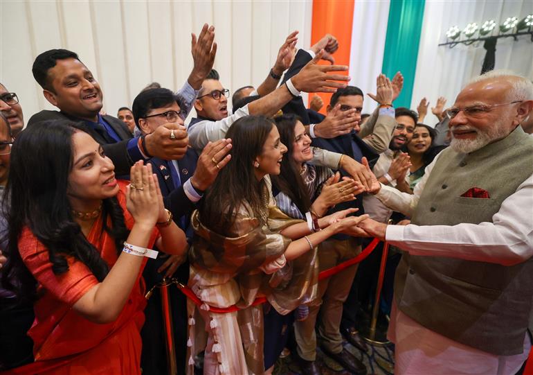 प्रधानमंत्री श्री नरेन्द्र मोदी का 6 जुलाई 2026 को इंडोनेशिया में भारतीय समुदाय द्वारा गर्मजोशी से स्वागत किया।:Prime Minister
