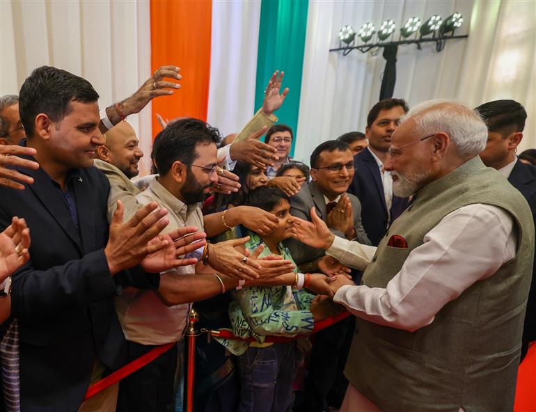 प्रधानमंत्री श्री नरेन्द्र मोदी का 6 जुलाई 2026 को इंडोनेशिया में भारतीय समुदाय द्वारा गर्मजोशी से स्वागत किया।