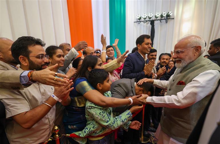 प्रधानमंत्री श्री नरेन्द्र मोदी का 6 जुलाई 2026 को इंडोनेशिया में भारतीय समुदाय द्वारा गर्मजोशी से स्वागत किया।
