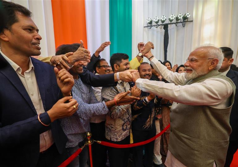 प्रधानमंत्री श्री नरेन्द्र मोदी का 6 जुलाई 2026 को इंडोनेशिया में भारतीय समुदाय द्वारा गर्मजोशी से स्वागत किया।