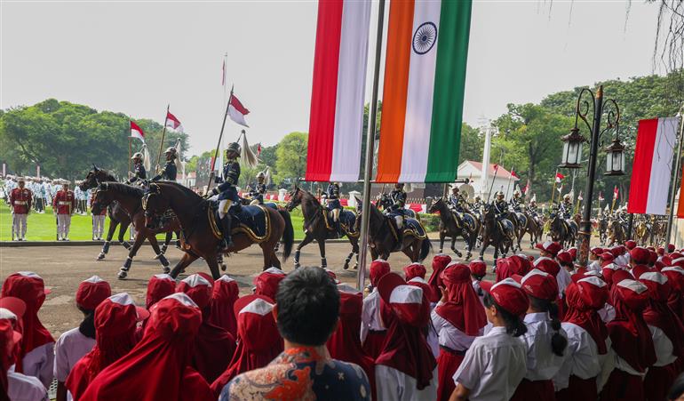 प्रधानमंत्री श्री नरेन्द्र मोदी का 07 जुलाई, 2026 को इंडोनेशिया के जकार्ता स्थित राष्ट्रपति भवन में औपचारिक कार्यक्रमों की शुरुआत से पहले भव्य रस्मी स्वागत किया गया।:Prime Minister