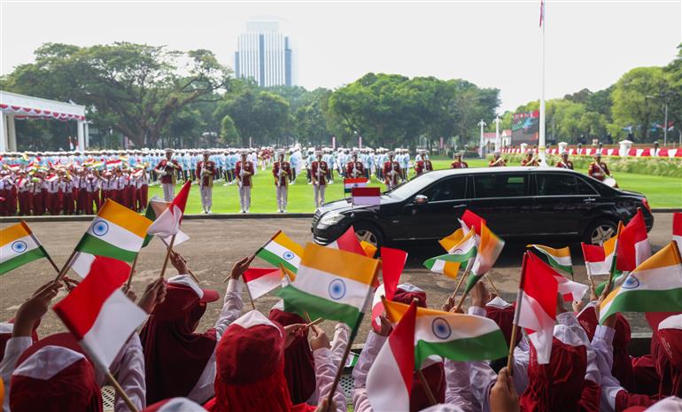 प्रधानमंत्री श्री नरेन्द्र मोदी का 07 जुलाई, 2026 को इंडोनेशिया के जकार्ता स्थित राष्ट्रपति भवन में औपचारिक कार्यक्रमों की शुरुआत से पहले भव्य रस्मी स्वागत किया गया।
:Prime Minister