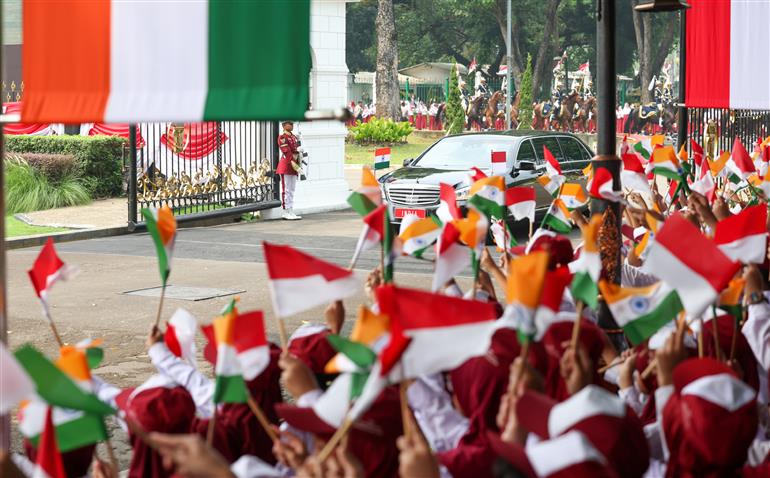 प्रधानमंत्री श्री नरेन्द्र मोदी का 07 जुलाई, 2026 को इंडोनेशिया के जकार्ता स्थित राष्ट्रपति भवन में औपचारिक कार्यक्रमों की शुरुआत से पहले भव्य रस्मी स्वागत किया गया।
:Prime Minister
