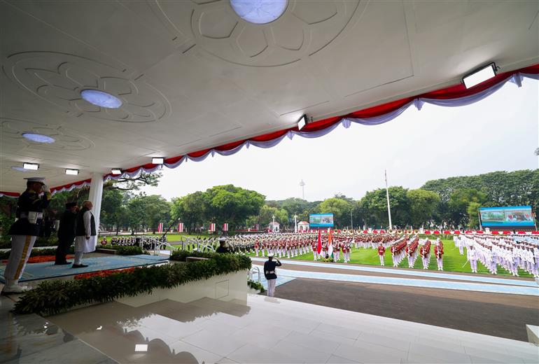 प्रधानमंत्री श्री नरेन्द्र मोदी का 07 जुलाई, 2026 को इंडोनेशिया के जकार्ता स्थित राष्ट्रपति भवन में औपचारिक कार्यक्रमों की शुरुआत से पहले भव्य रस्मी स्वागत किया गया।
:Prime Minister