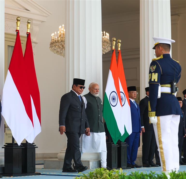 प्रधानमंत्री श्री नरेन्द्र मोदी का 07 जुलाई, 2026 को इंडोनेशिया के जकार्ता स्थित राष्ट्रपति भवन में औपचारिक कार्यक्रमों की शुरुआत से पहले भव्य रस्मी स्वागत किया गया।
:Prime Minister