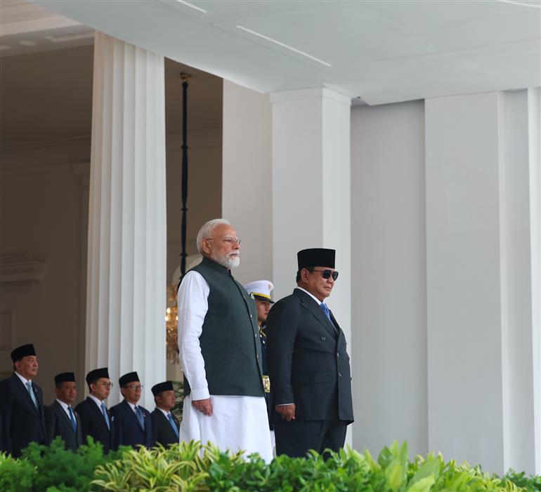 प्रधानमंत्री श्री नरेन्द्र मोदी का 07 जुलाई, 2026 को इंडोनेशिया के जकार्ता स्थित राष्ट्रपति भवन में औपचारिक कार्यक्रमों की शुरुआत से पहले भव्य रस्मी स्वागत किया गया।
:Prime Minister
