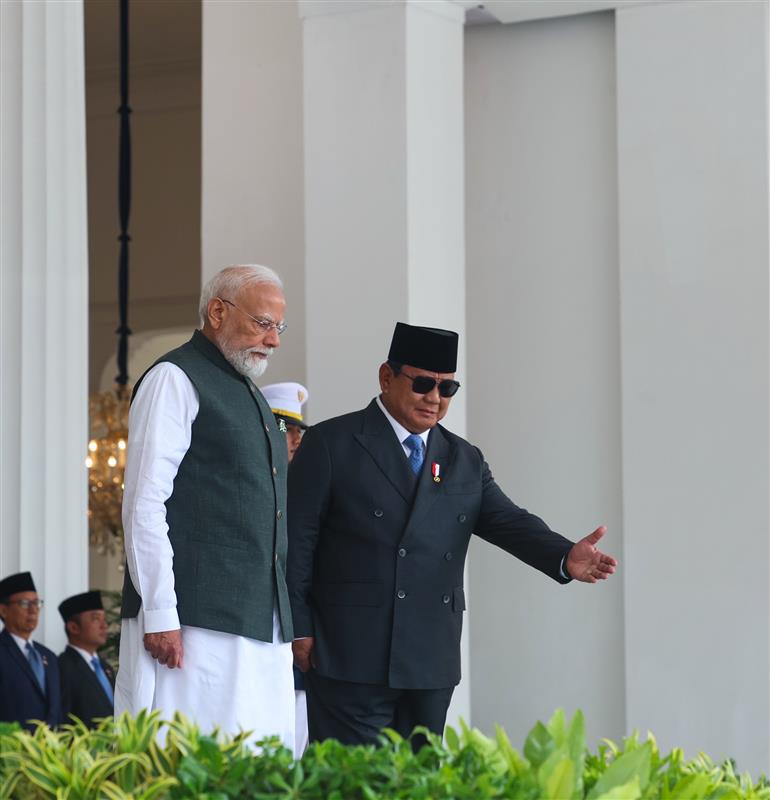 प्रधानमंत्री श्री नरेन्द्र मोदी का 07 जुलाई, 2026 को इंडोनेशिया के जकार्ता स्थित राष्ट्रपति भवन में औपचारिक कार्यक्रमों की शुरुआत से पहले भव्य रस्मी स्वागत किया गया।
:Prime Minister
