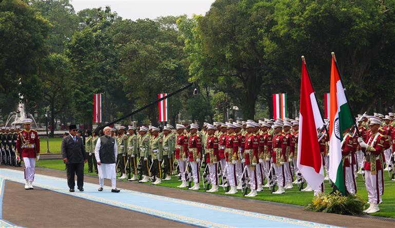 प्रधानमंत्री श्री नरेन्द्र मोदी का 07 जुलाई, 2026 को इंडोनेशिया के जकार्ता स्थित राष्ट्रपति भवन में औपचारिक कार्यक्रमों की शुरुआत से पहले भव्य रस्मी स्वागत किया गया।
:Prime Minister