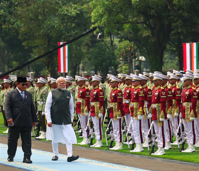 प्रधानमंत्री श्री नरेन्द्र मोदी का 07 जुलाई, 2026 को इंडोनेशिया के जकार्ता स्थित राष्ट्रपति भवन में औपचारिक कार्यक्रमों की शुरुआत से पहले भव्य रस्मी स्वागत किया गया।
:Prime Minister