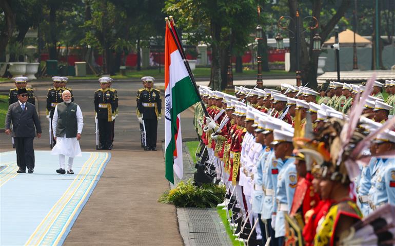 प्रधानमंत्री श्री नरेन्द्र मोदी का 07 जुलाई, 2026 को इंडोनेशिया के जकार्ता स्थित राष्ट्रपति भवन में औपचारिक कार्यक्रमों की शुरुआत से पहले भव्य रस्मी स्वागत किया गया।
:Prime Minister