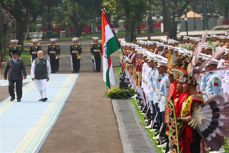 प्रधानमंत्री श्री नरेन्द्र मोदी का 07 जुलाई, 2026 को इंडोनेशिया के जकार्ता स्थित राष्ट्रपति भवन में औपचारिक कार्यक्रमों की शुरुआत से पहले भव्य रस्मी स्वागत किया गया।
:Prime Minister