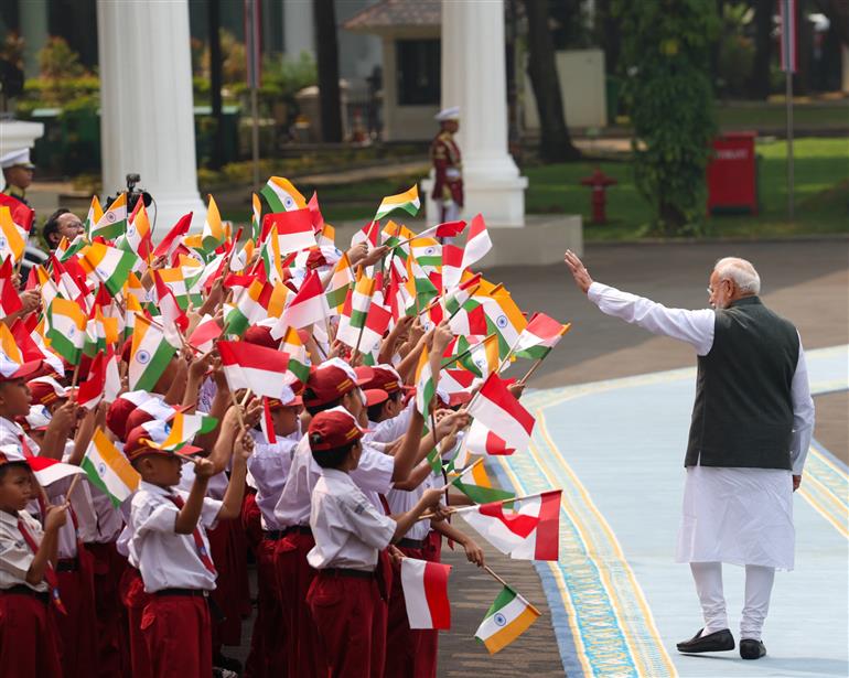 प्रधानमंत्री श्री नरेन्द्र मोदी का 07 जुलाई, 2026 को इंडोनेशिया के जकार्ता स्थित राष्ट्रपति भवन में औपचारिक कार्यक्रमों की शुरुआत से पहले भव्य रस्मी स्वागत किया गया।
:Prime Minister