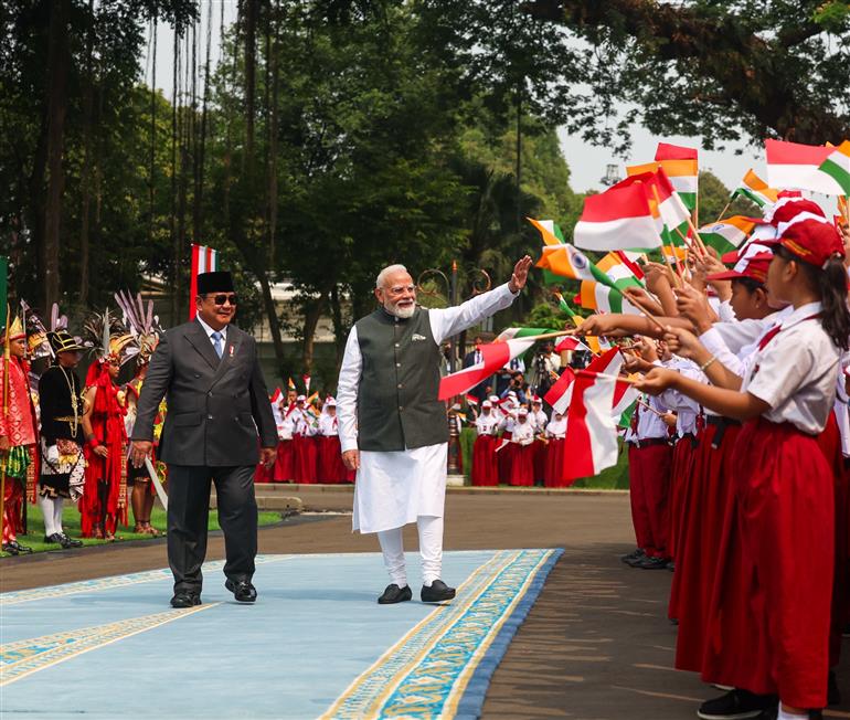 प्रधानमंत्री श्री नरेन्द्र मोदी का 07 जुलाई, 2026 को इंडोनेशिया के जकार्ता स्थित राष्ट्रपति भवन में औपचारिक कार्यक्रमों की शुरुआत से पहले भव्य रस्मी स्वागत किया गया।
:Prime Minister