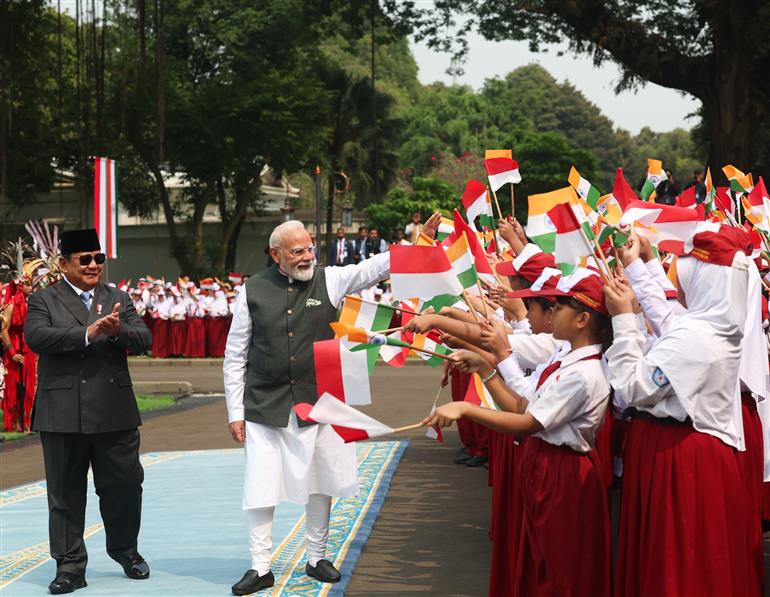 प्रधानमंत्री श्री नरेन्द्र मोदी का 07 जुलाई, 2026 को इंडोनेशिया के जकार्ता स्थित राष्ट्रपति भवन में औपचारिक कार्यक्रमों की शुरुआत से पहले भव्य रस्मी स्वागत किया गया।
:Prime Minister