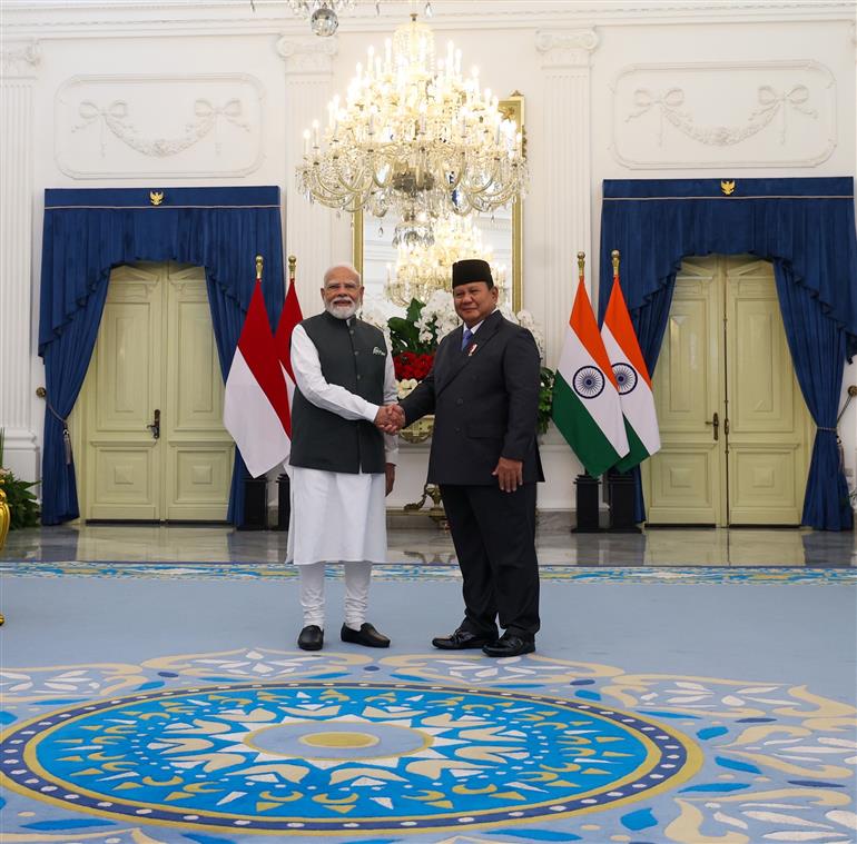 प्रधानमंत्री श्री नरेन्द्र मोदी ने 7 जुलाई, 2026 को इंडोनेशिया के जकार्ता में राष्ट्रपति भवन में आगंतुक पुस्तिका पर हस्ताक्षर किए।:Prime Minister