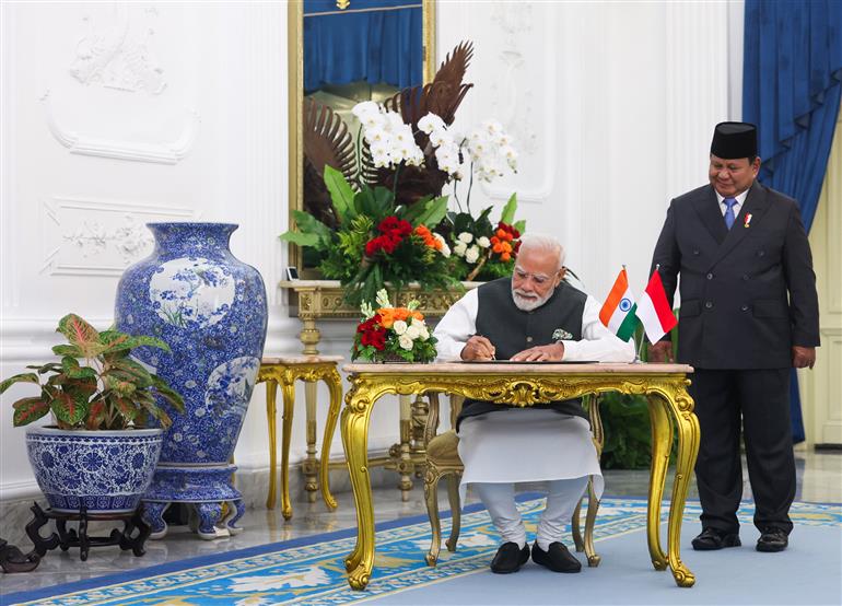 प्रधानमंत्री श्री नरेन्द्र मोदी ने 7 जुलाई, 2026 को इंडोनेशिया के जकार्ता में राष्ट्रपति भवन में आगंतुक पुस्तिका पर हस्ताक्षर किए।:Prime Minister