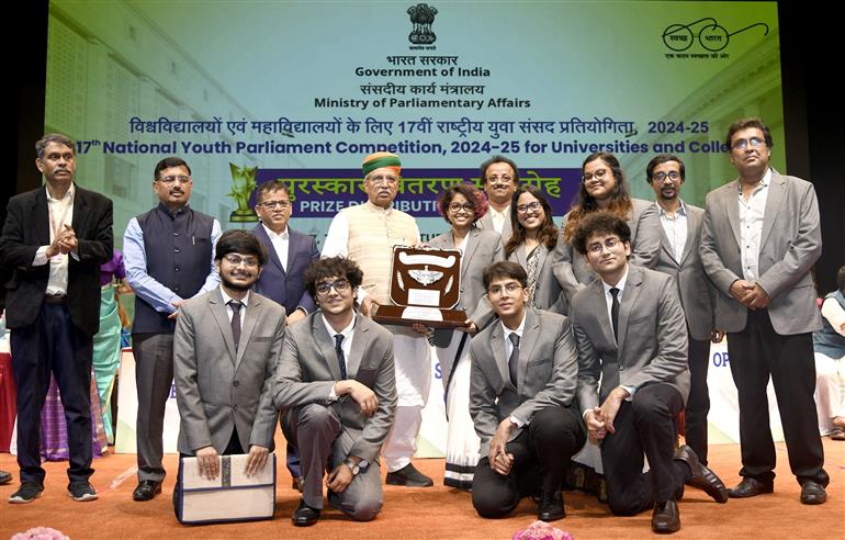 विधि और न्याय तथा संसदीय मामलों के राज्य मंत्री (स्वतंत्र प्रभार) श्री अर्जुन राम मेघवाल ने 7 जुलाई 2026 को नई दिल्ली स्थित संसद भवन परिसर में विश्वविद्यालयों और महाविद्यालयों के लिए 17वीं राष्ट्रीय युवा संसद प्रतियोगिता 2024-25 के विजेताओं को पुरस्कार प्रदान किए।