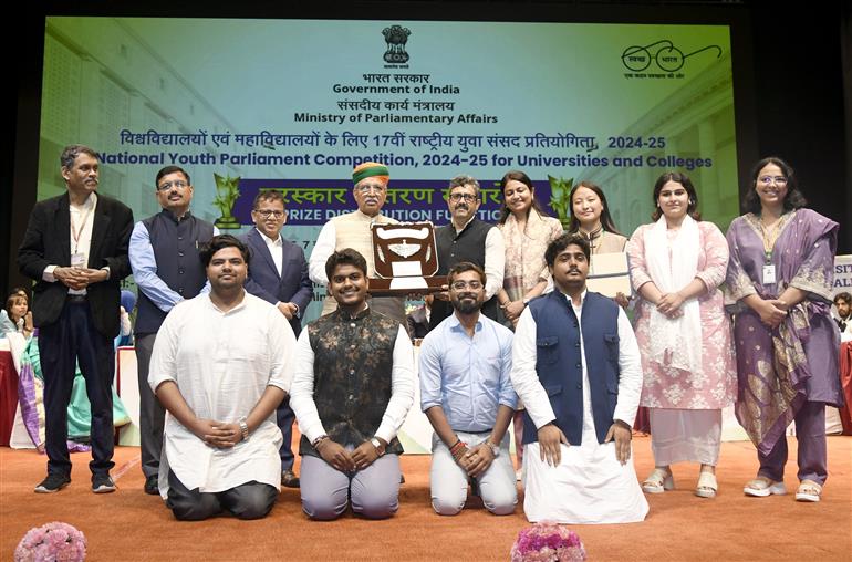 विधि और न्याय तथा संसदीय मामलों के राज्य मंत्री (स्वतंत्र प्रभार) श्री अर्जुन राम मेघवाल ने 7 जुलाई 2026 को नई दिल्ली स्थित संसद भवन परिसर में विश्वविद्यालयों और महाविद्यालयों के लिए 17वीं राष्ट्रीय युवा संसद प्रतियोगिता 2024-25 के विजेताओं को पुरस्कार प्रदान किए।