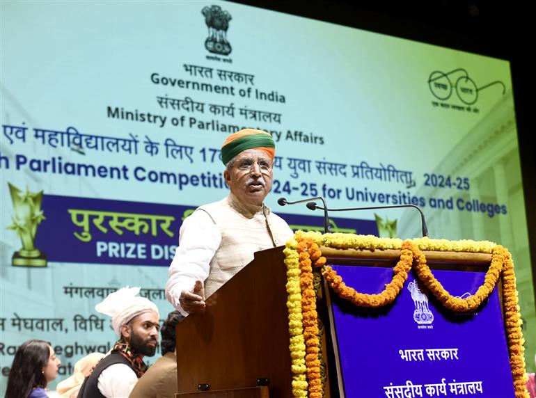 विधि और न्याय तथा संसदीय मामलों के राज्य मंत्री (स्वतंत्र प्रभार) श्री अर्जुन राम मेघवाल 7 जुलाई 2026 को नई दिल्ली में संसद भवन परिसर में विश्वविद्यालयों और महाविद्यालयों के लिए 17वीं राष्ट्रीय युवा संसद प्रतियोगिता 2024-25 के पुरस्कार वितरण समारोह को संबोधित करते हुए।
