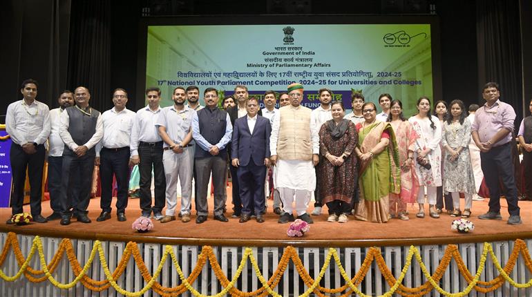 7 जुलाई 2026 को नई दिल्ली में संसद भवन परिसर में विश्वविद्यालयों और महाविद्यालयों के लिए 17वीं राष्ट्रीय युवा संसद प्रतियोगिता 2024-25 के पुरस्कार वितरण समारोह के दौरान एक समूह तस्वीर में विधि और न्याय तथा संसदीय मामलों के राज्य मंत्री (स्वतंत्र प्रभार) श्री अर्जुन राम मेघवाल।