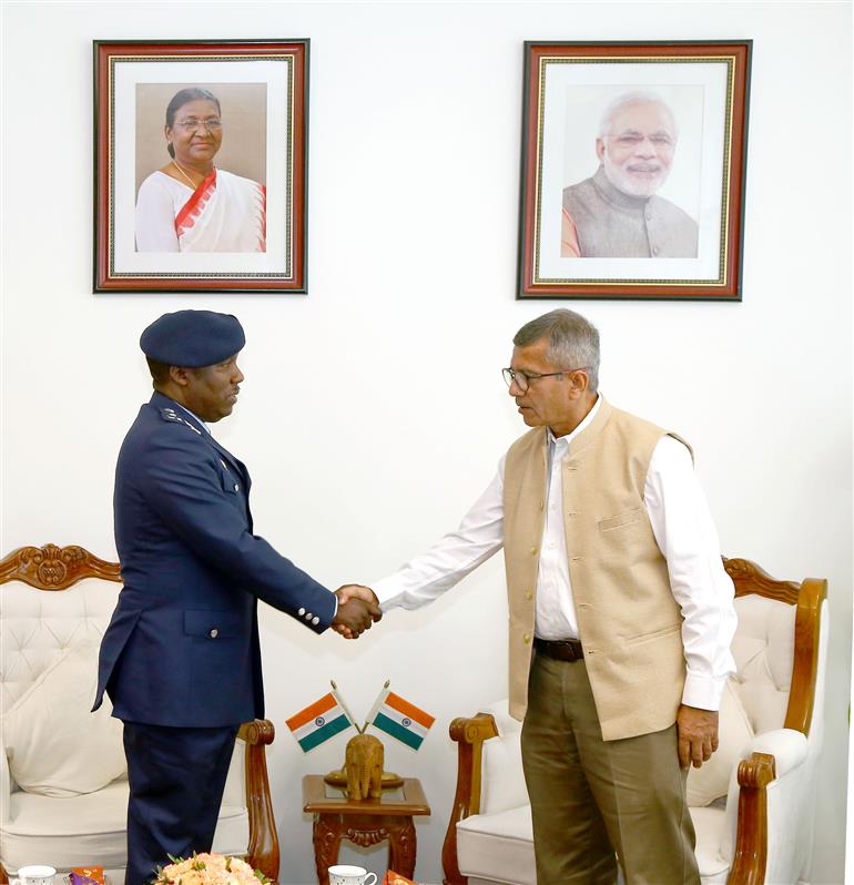 जॉइंट फ़ोर्स डेवलपमेंट, ट्रेनिंग और डॉक्ट्रिन के प्रमुख (चीफ़ जे7- आरडीएफ मुख्यालय) ब्रिगेडियर जनरल लुइस कानोबायियर ने 6 जुलाई, 2026 को नई दिल्ली में रक्षा सचिव श्री राजेश कुमार सिंह से मुलाकात की।