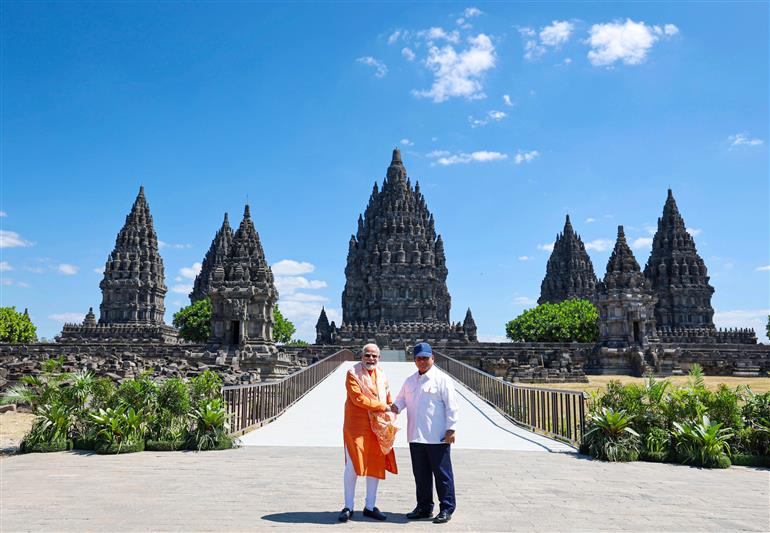 प्रधानमंत्री श्री नरेन्द्र मोदी ने 8 जुलाई, 2026 को इंडोनेशिया में प्रम्बानन मंदिर के दर्शन किए।:Prime Minister