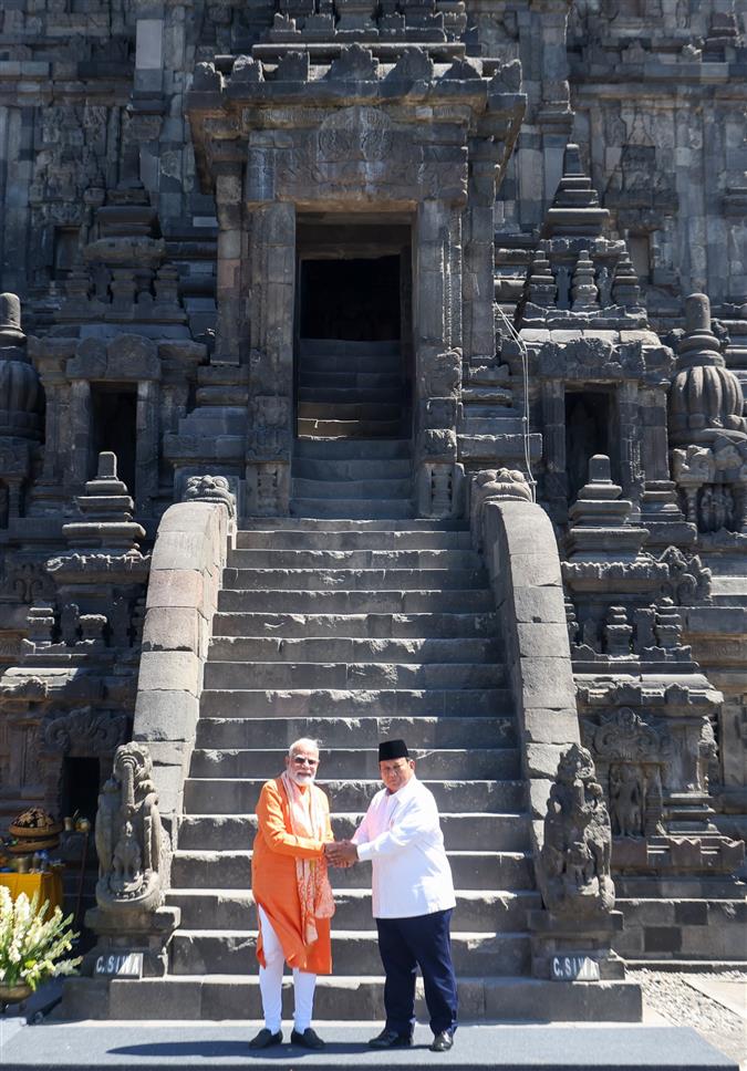 प्रधानमंत्री श्री नरेन्द्र मोदी ने 8 जुलाई, 2026 को इंडोनेशिया में प्रम्बानन मंदिर के दर्शन किए।:Prime Minister