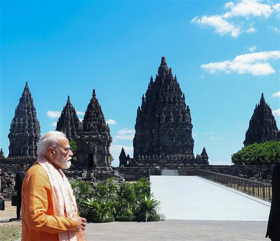 प्रधानमंत्री श्री नरेन्द्र मोदी ने 8 जुलाई, 2026 को इंडोनेशिया में प्रम्बानन मंदिर के दर्शन किए।:Prime Minister