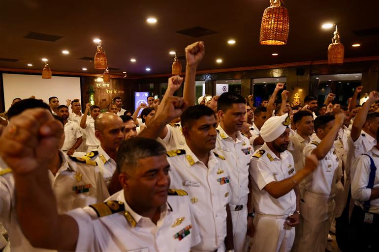 10 जुलाई 2026 को आंध्र प्रदेश के विशाखापत्तनम में केंद्रीय रक्षा मंत्री श्री राजनाथ सिंह ने भारतीय नौसेना के जवानों के साथ बातचीत की।