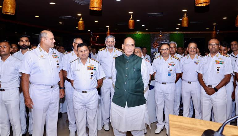 10 जुलाई 2026 को आंध्र प्रदेश के विशाखापत्तनम में केंद्रीय रक्षा मंत्री श्री राजनाथ सिंह ने भारतीय नौसेना के जवानों के साथ बातचीत की।