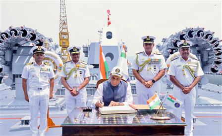 केंद्रीय रक्षा मंत्री श्री राजनाथ सिंह ने 11 जुलाई, 2026 को आंध्र प्रदेश के विशाखापत्तनम में आईएनएस महेंद्रगिरि के नौसेना में शामिल किए जाने (कमीशनिंग) के अवसर पर आयोजित समारोह में शिरकत की।