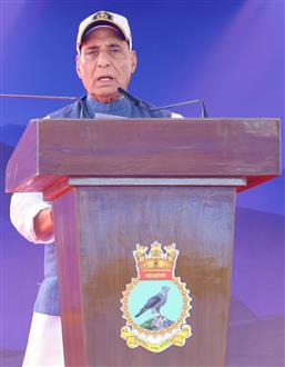 केंद्रीय रक्षा मंत्री श्री राजनाथ सिंह 11 जुलाई, 2026 को आंध्र प्रदेश के विशाखापत्तनम में आईएनएस महेंद्रगिरि के नौसेना में शामिल किए जाने (कमीशनिंग) के अवसर पर आयोजित समारोह को संबोधित करते हुए।