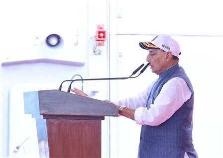 केंद्रीय रक्षा मंत्री श्री राजनाथ सिंह 11 जुलाई, 2026 को आंध्र प्रदेश के विशाखापत्तनम में आईएनएस महेंद्रगिरि के नौसेना में शामिल किए जाने (कमीशनिंग) के अवसर पर आयोजित समारोह को संबोधित करते हुए।