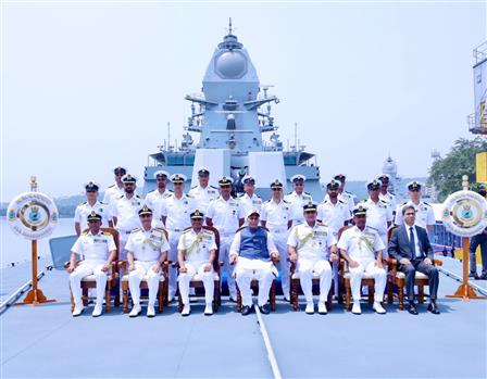 11 जुलाई, 2026 को आंध्र प्रदेश के विशाखापत्तनम में आईएनएस महेंद्रगिरि के नौसेना में शामिल किए जाने (कमीशनिंग) के अवसर पर आयोजित समारोह के दौरान समूह तस्वीर में केंद्रीय रक्षा मंत्री श्री राजनाथ सिंह।