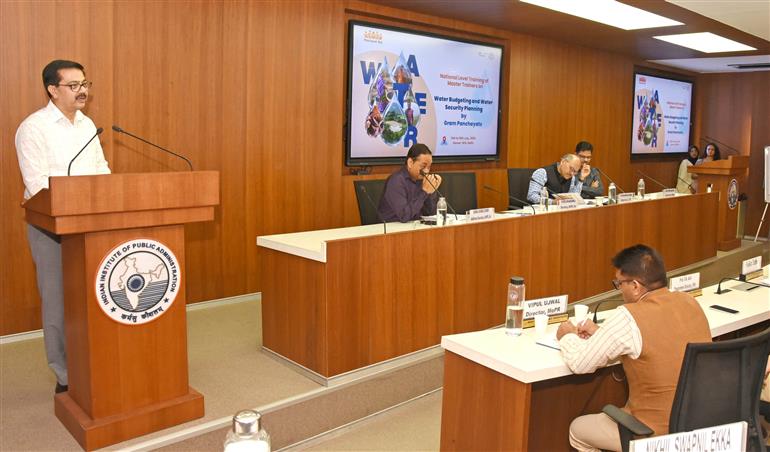  पंचायती राज मंत्रालय के सचिव श्री विवेक भारद्वाज 13 जुलाई, 2026 को नई दिल्ली में वॉटर बजटिंग और वॉटर सिक्योरिटी प्लान' के माध्यम से 'पानी के मामले में आत्मनिर्भर ग्राम पंचायतों' पर आयोजित 'ट्रेनिंग ऑफ़ ट्रेनर्स' (टीओटी) कार्यक्रम को संबोधित करते हुए।