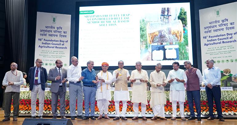 केंद्रीय कृषि एवं किसान कल्याण और ग्रामीण विकास मंत्री श्री शिवराज सिंह चौहान, केंद्रीय पंचायती राज और मत्स्य पालन, पशुपालन एवं डेयरी मंत्री श्री राजीव रंजन सिंह और अन्य गणमान्य व्यक्ति 16 जुलाई, 2026 को नई दिल्ली में भारतीय कृषि अनुसंधान परिषद के 98वें स्थापना दिवस समारोह में शामिल हुए।