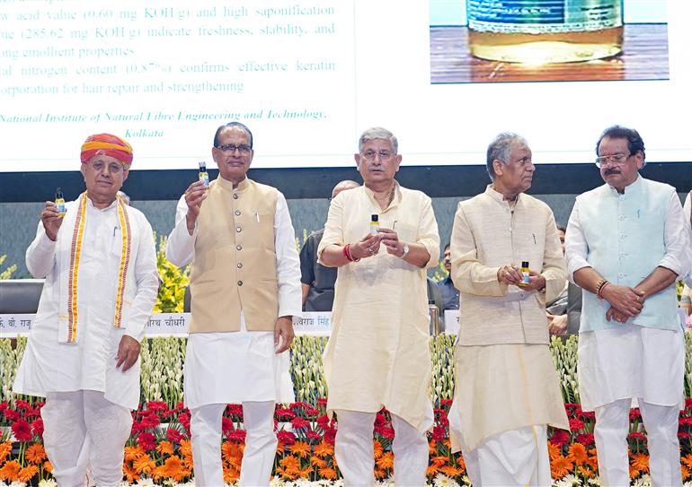 केंद्रीय कृषि एवं किसान कल्याण और ग्रामीण विकास मंत्री श्री शिवराज सिंह चौहान, केंद्रीय पंचायती राज और मत्स्य पालन, पशुपालन एवं डेयरी मंत्री श्री राजीव रंजन सिंह और अन्य गणमान्य व्यक्ति 16 जुलाई, 2026 को नई दिल्ली में भारतीय कृषि अनुसंधान परिषद के 98वें स्थापना दिवस समारोह में शामिल हुए।