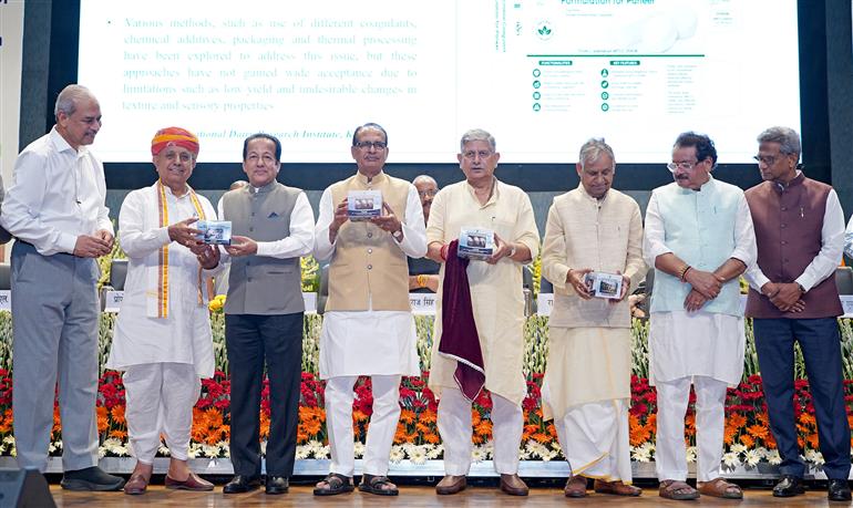 केंद्रीय कृषि एवं किसान कल्याण और ग्रामीण विकास मंत्री श्री शिवराज सिंह चौहान, केंद्रीय पंचायती राज और मत्स्य पालन, पशुपालन एवं डेयरी मंत्री श्री राजीव रंजन सिंह और अन्य गणमान्य व्यक्ति 16 जुलाई, 2026 को नई दिल्ली में भारतीय कृषि अनुसंधान परिषद के 98वें स्थापना दिवस समारोह में शामिल हुए।