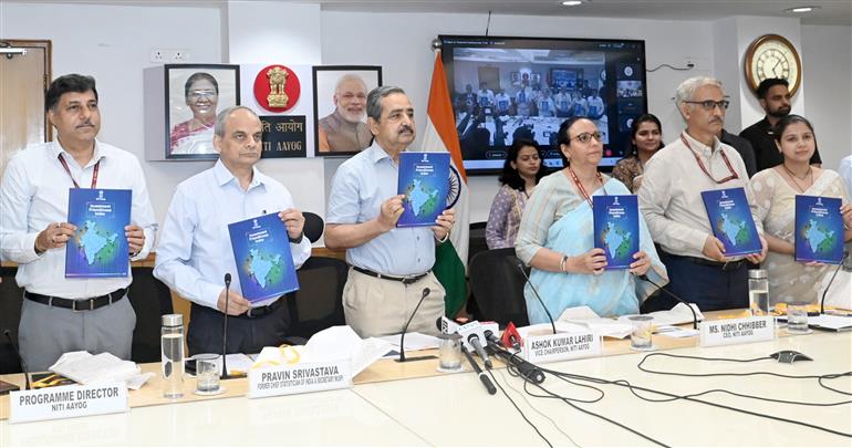 नीति आयोग के उपाध्यक्ष डॉ. अशोक कुमार लाहिड़ी 17 जुलाई, 2026 को नई दिल्ली में नीति आयोग में “निवेश अनुकूलता सूचकांक” नामक रिपोर्ट जारी करते हुए।