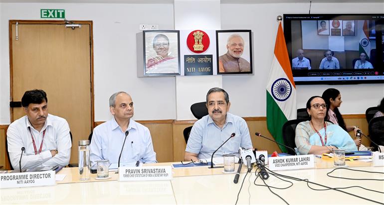 नीति आयोग के उपाध्यक्ष डॉ. अशोक कुमार लाहिड़ी 17 जुलाई, 2026 को नई दिल्ली में नीति आयोग में “निवेश अनुकूलता सूचकांक” नामक रिपोर्ट जारी करने के अवसर पर संबोधित करते हुए।