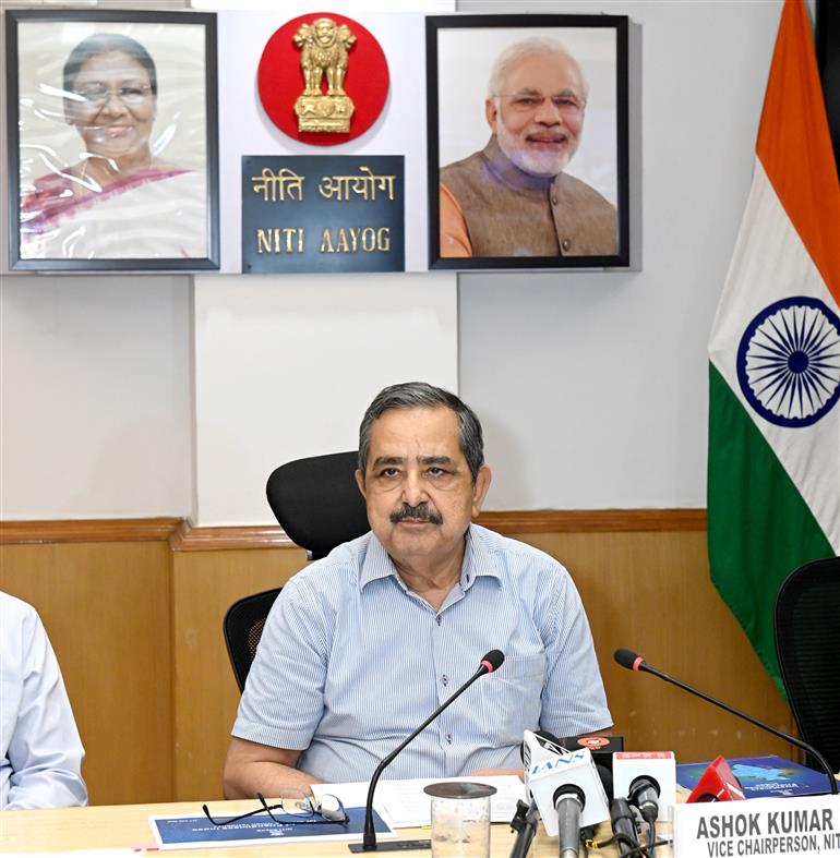 नीति आयोग के उपाध्यक्ष डॉ. अशोक कुमार लाहिड़ी 17 जुलाई, 2026 को नई दिल्ली में नीति आयोग में “निवेश अनुकूलता सूचकांक” नामक रिपोर्ट जारी करने के अवसर पर संबोधित करते हुए।